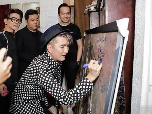 Vụ Mr Đàm, Lệ Quyên ký lên tranh: Cái giá của chữ ký ca sĩ-2