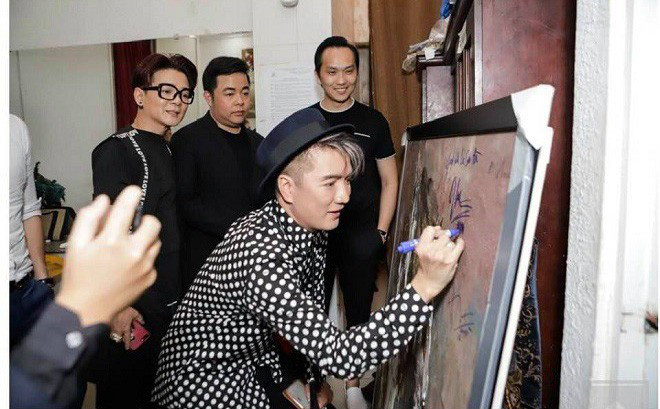 Bức xúc vì bị rủa xả bằng từ ngữ thô tục vì ký tên lên tranh, Đàm Vĩnh Hưng: Có phải quý vị đang tự tố cáo mình là những người có văn hoá?-1