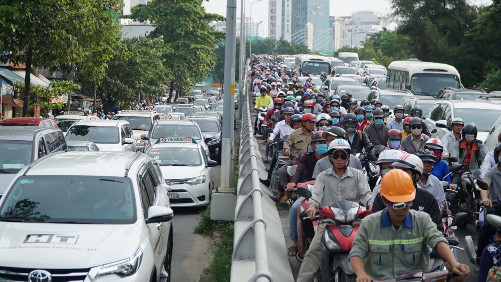 Sập giàn giáo gần nóc hầm Thủ Thiêm, giao thông tê liệt-5