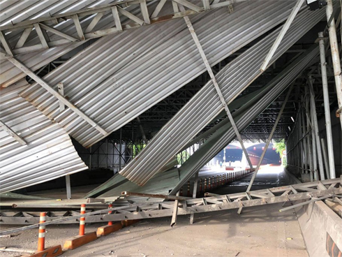 Clip: Khoảnh khắc xe tải kéo sập giàn giáo ở đầu hầm Thủ Thiêm-2