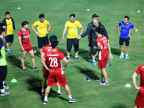 Thầy Park Hang Seo phạt học trò vì mang dép lê cực đáng yêu-2