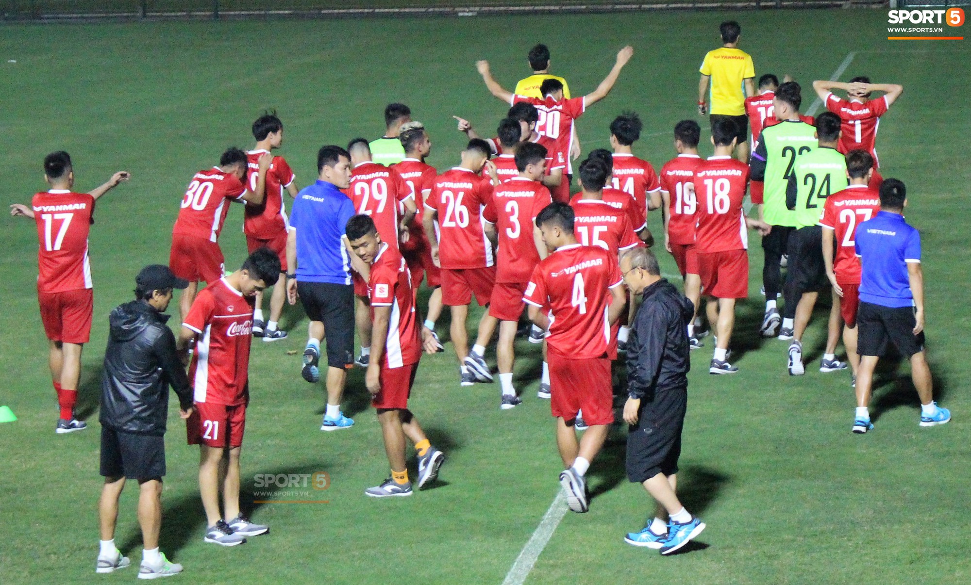 Đức Chinh chạy trốn, Đình Trọng và Minh Vương bị HLV Park Hang Seo lột giày vì không mang tất đúng chuẩn-1