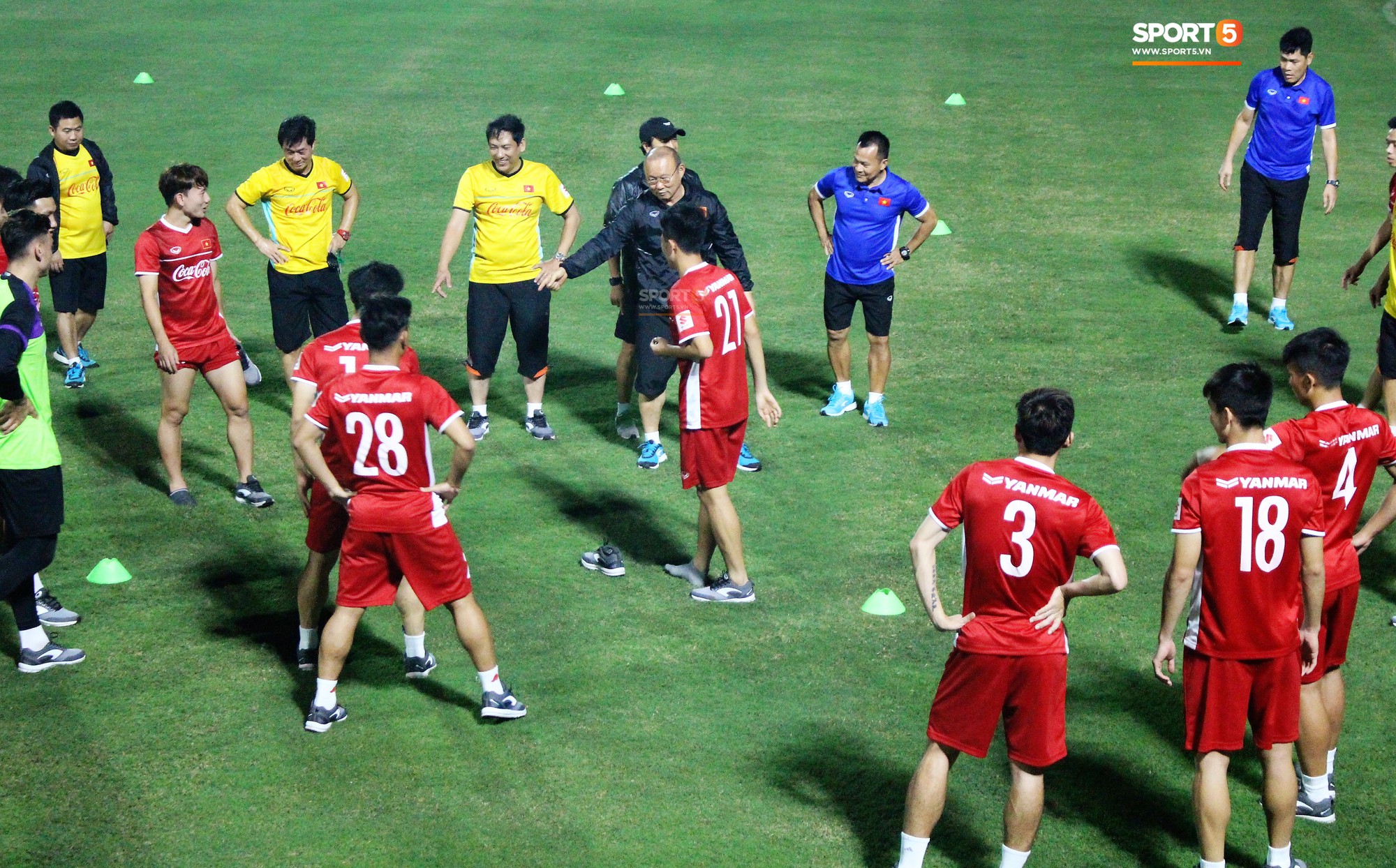 Đức Chinh chạy trốn, Đình Trọng và Minh Vương bị HLV Park Hang Seo lột giày vì không mang tất đúng chuẩn-2