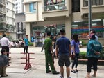 Vụ chồng rút súng bắn vợ giữa chung cư ở Hà Nội: Khám xét nơi ở của nghi phạm-3