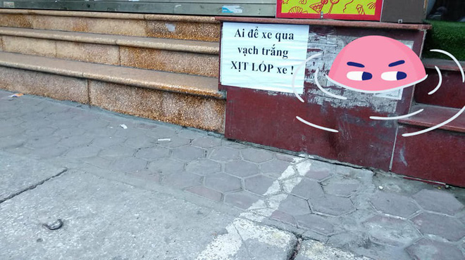 Tờ giấy cảnh báo dán trên vỉa hè phố Hà Nội khiến nhiều người đi qua toát mồ hôi-2