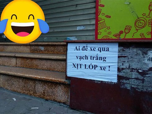 Tờ giấy cảnh báo dán trên vỉa hè phố Hà Nội khiến nhiều người đi qua 