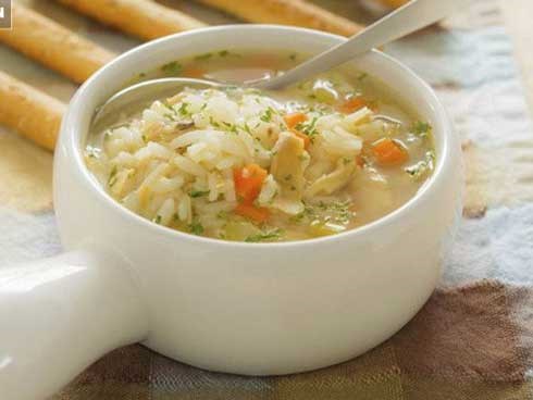 Tranh luận trái chiều về thói quen ăn cơm chan canh gây bệnh dạ dày: Đâu là cách ăn đúng?