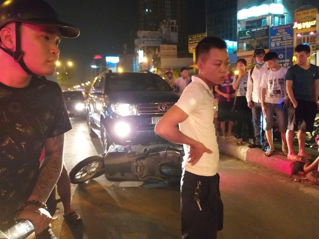 Cô gái đi xe máy bị ô tô cố vượt đèn đỏ đâm trọng thương-1