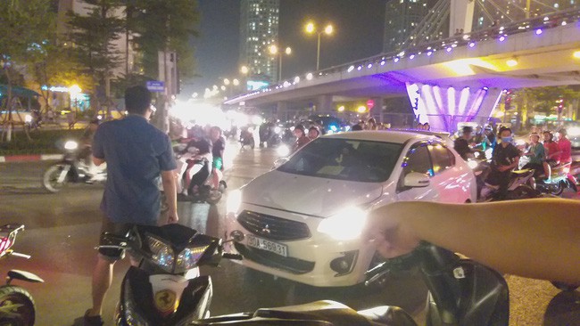 Cô gái đi xe máy bị ô tô cố vượt đèn đỏ đâm trọng thương-5