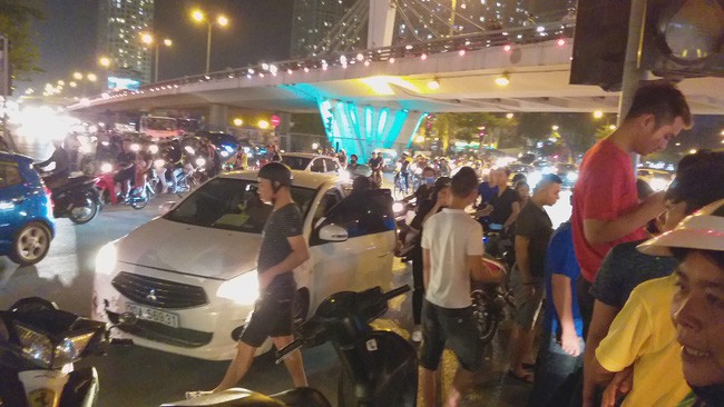 Cô gái đi xe máy bị ô tô cố vượt đèn đỏ đâm trọng thương-6