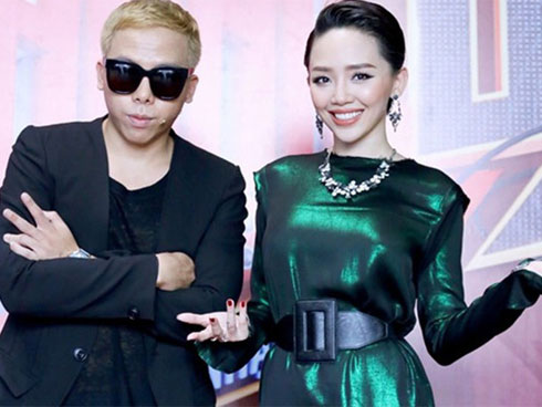 Mẹ Hoàng Touliver mất, Tóc Tiên quấn khăn trắng đứng chịu tang cùng hàng ngũ con cháu-5