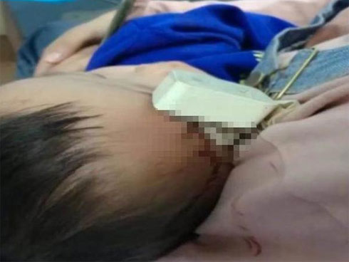 Tỉnh dậy bởi tiếng khóc thét của con 2 tuổi, bố mẹ bàng hoàng chứng kiến cảnh tượng dưới đất-1