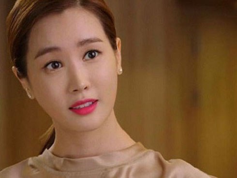 Vắng nhà 1 ngày về thấy đôi dép của mình để sai vị trí, từ đó vợ phát hiện ra một bí mật cay đắng