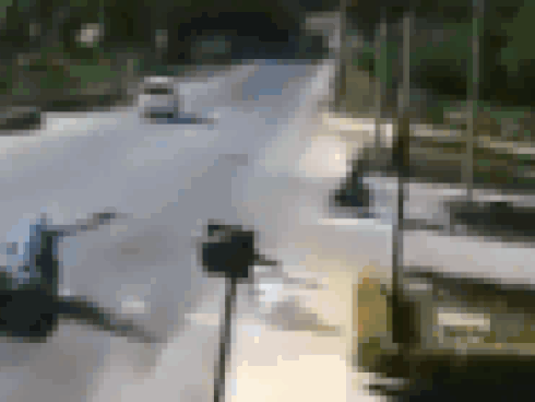 Clip cận cảnh: Cú tông mạnh vào xe cứu thương, y tá văng ra khỏi cửa kính vỡ