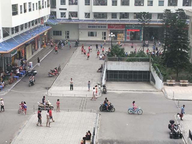 Cư dân HH Linh Đàm sôi sục sau vụ tai nạn do xuất hiện dây xích chắn ngang đường-4
