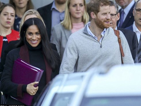 Meghan vô tình ngầm khẳng định việc mình mang thai bằng hành động che vòng bụng to bất thường vô cùng khéo léo này