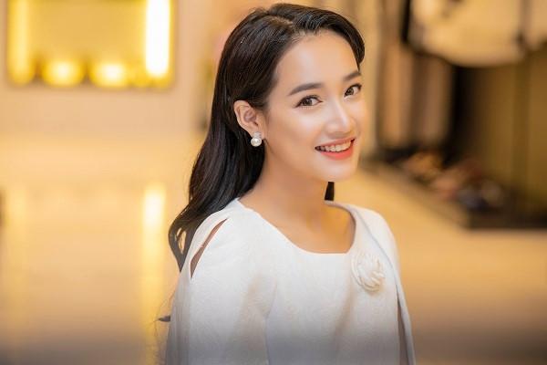 Nhờ Kỳ Duyên, Nhã Phương mới thấy màu son và cách tô son cũng có thể dìm hàng nhan sắc-17