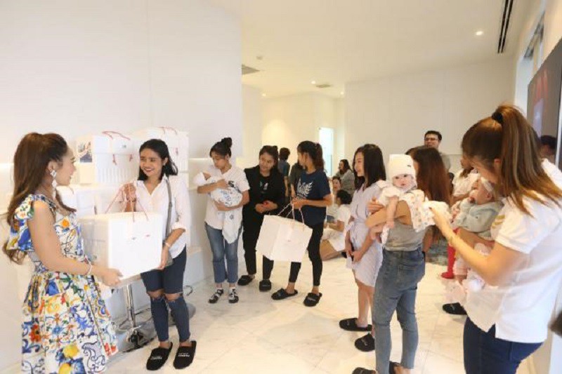 Hot mom Thái Lan đem 15 tủ lạnh chứa đầy sữa của chính mình đi quyên góp từ thiện gây tranh cãi lớn trên MXH-3