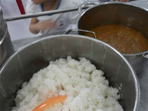 Vụ phụ huynh tận mắt chứng kiến bữa ăn như cho heo: Giáo viên đưa ảnh một bữa cơm khác-4