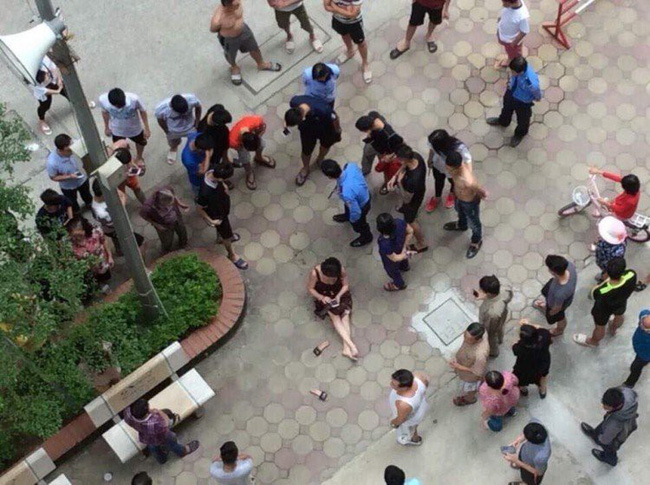 Vụ chồng rút súng bắn vợ giữa chung cư ở Hà Nội: Khám xét nơi ở của nghi phạm-1