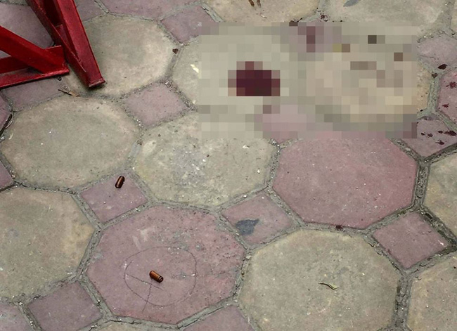 Vụ chồng rút súng bắn vợ giữa chung cư ở Hà Nội: Khám xét nơi ở của nghi phạm-2