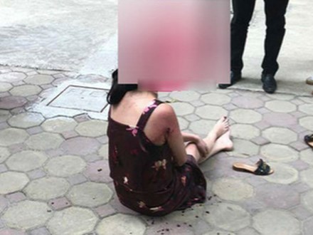 Vụ chồng rút súng bắn vợ giữa chung cư ở Hà Nội: Khám xét nơi ở của nghi phạm