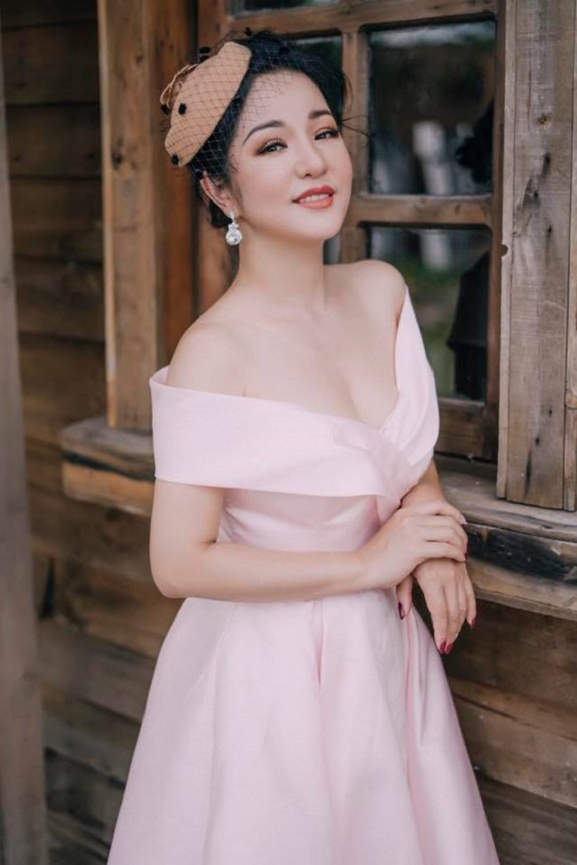 Nhã Phương, Thúy Nga, Phi Thanh Vân khoe thềm ngực đầy nhờ váy trễ nải-5