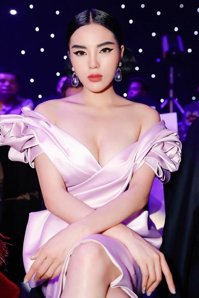 Nhã Phương, Thúy Nga, Phi Thanh Vân khoe thềm ngực đầy nhờ váy trễ nải-15