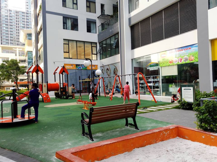 Hà Nội: Đang vui chơi tại chung cư, một cháu bé nghi bị người lớn hành hung đến nhập viện-4