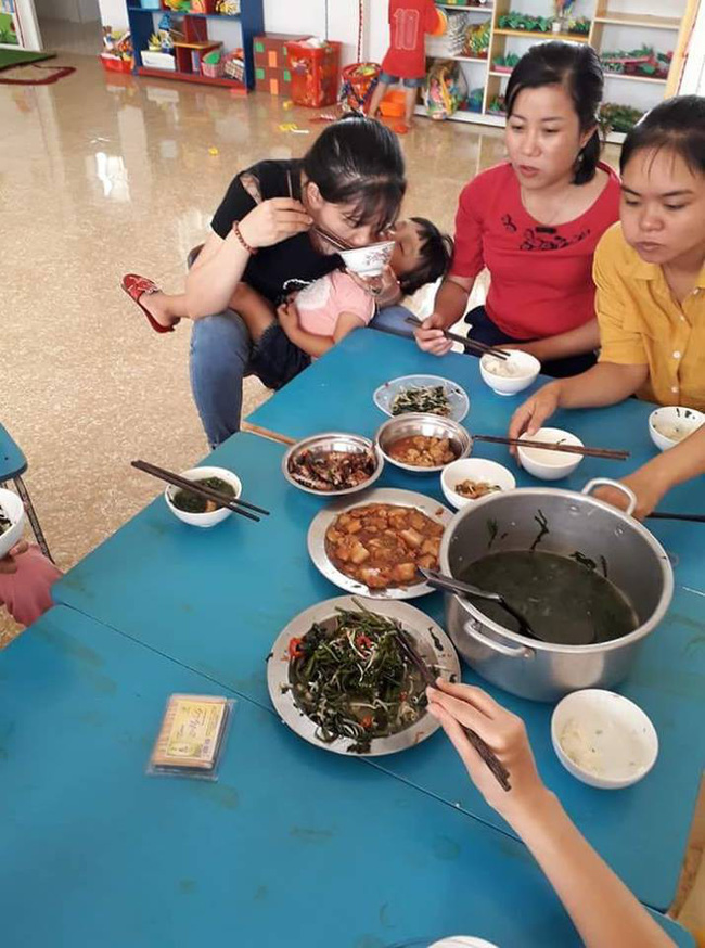 Bức ảnh bữa trưa vội vã, vừa ăn vừa bế trẻ của cô giáo mầm non gây xúc động, thực tế còn khắc nghiệt hơn-1