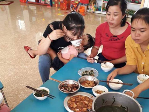 Con 10 tháng tuổi tím đùi, mặt nhiều vết thương sau khi đi học mầm non: Do đóng lệch bỉm”?-3