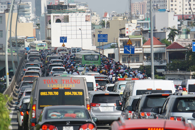 Tài xế xe tải làm sập giàn giáo gây kẹt xe kinh hoàng ở hầm Thủ Thiêm: Tôi không biết nên cho xe chạy tiếp-3
