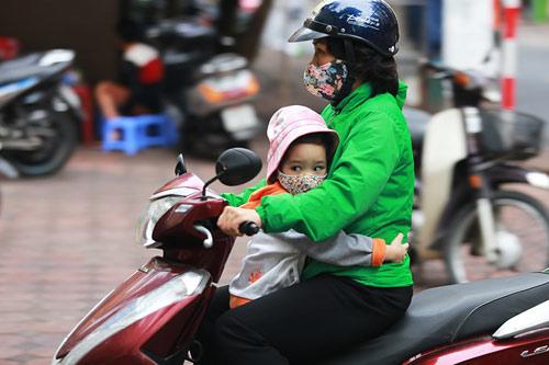 Hà Nội chuyển lạnh vì gió mùa tràn về, bố mẹ nhớ giữ ấm cho con khi ra đường-1