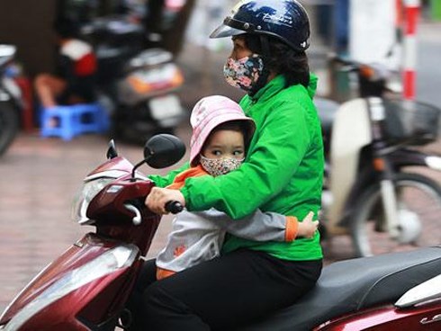 Hà Nội chuyển lạnh vì gió mùa tràn về, bố mẹ nhớ giữ ấm cho con khi ra đường