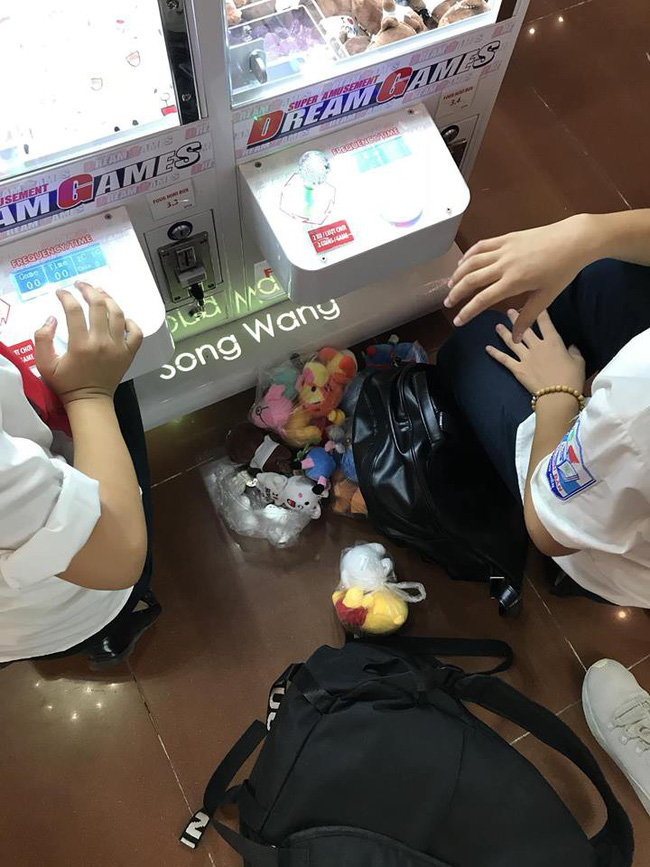 Hai cô bé cấp 2 khiến MXH tranh cãi vì mạnh tay chi 3 triệu rưỡi mua xèng chơi gắp thú ở TTTM-2