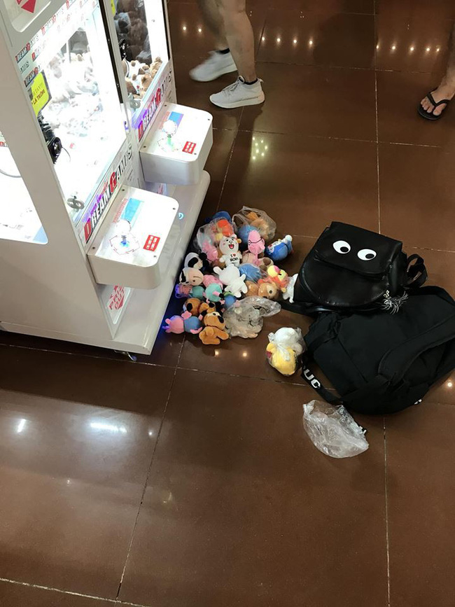 Hai cô bé cấp 2 khiến MXH tranh cãi vì mạnh tay chi 3 triệu rưỡi mua xèng chơi gắp thú ở TTTM-3