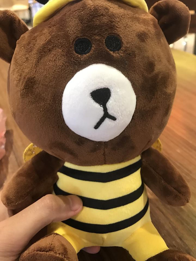 Hai cô bé cấp 2 khiến MXH tranh cãi vì mạnh tay chi 3 triệu rưỡi mua xèng chơi gắp thú ở TTTM-4