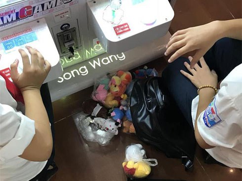 Hai cô bé cấp 2 khiến MXH tranh cãi vì mạnh tay chi 3 triệu rưỡi mua xèng chơi gắp thú ở TTTM