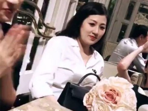 Á hậu Tú Anh lại là tâm điểm trong tiệc sinh nhật của Đỗ Mỹ Linh vì ngoại hình tăng cân thấy rõ