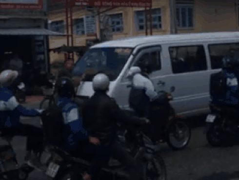 CLIP: Chiến sĩ cảnh sát chặn đầu ô tô vi phạm, tài xế bất chấp nhấn ga bỏ chạy