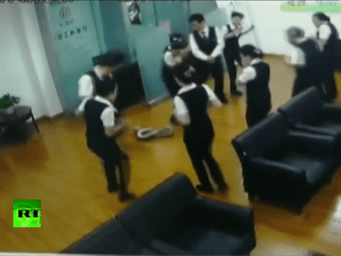 Video: Trêu ngươi quái thú đầm lầy, trăn bị quăng quật thảm hại trước khi nuốt chửng-1