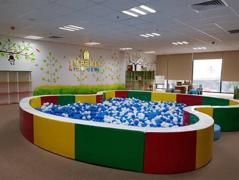 Ông nội bé trai bị người lớn hành hung ở chung cư cao cấp: Cháu tôi bị đánh nứt xương bả vai chỉ vì ném bóng trúng con trai anh ta