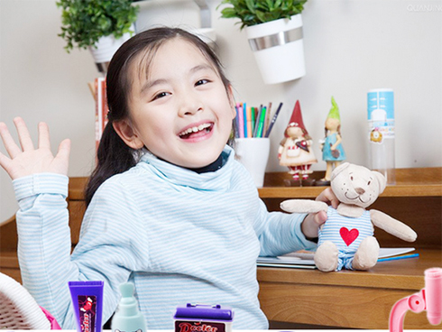 Thấy con gái mắc kẹt trên tường đá, thái độ lạ thường của ông bố khiến mọi người nể phục-4