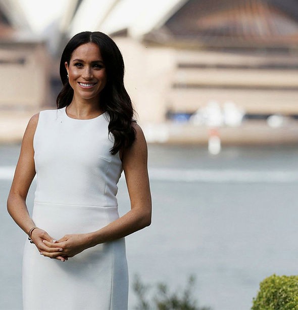 Meghan thoải mái lộ bụng bầu, diện món đồ quý giá của Công nương Diana và lần đầu lên tiếng về việc sắp làm mẹ-2