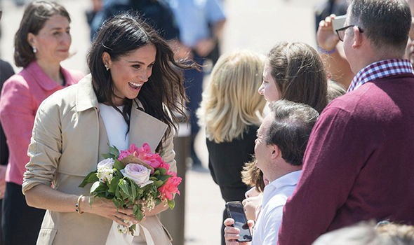 Meghan thoải mái lộ bụng bầu, diện món đồ quý giá của Công nương Diana và lần đầu lên tiếng về việc sắp làm mẹ-5