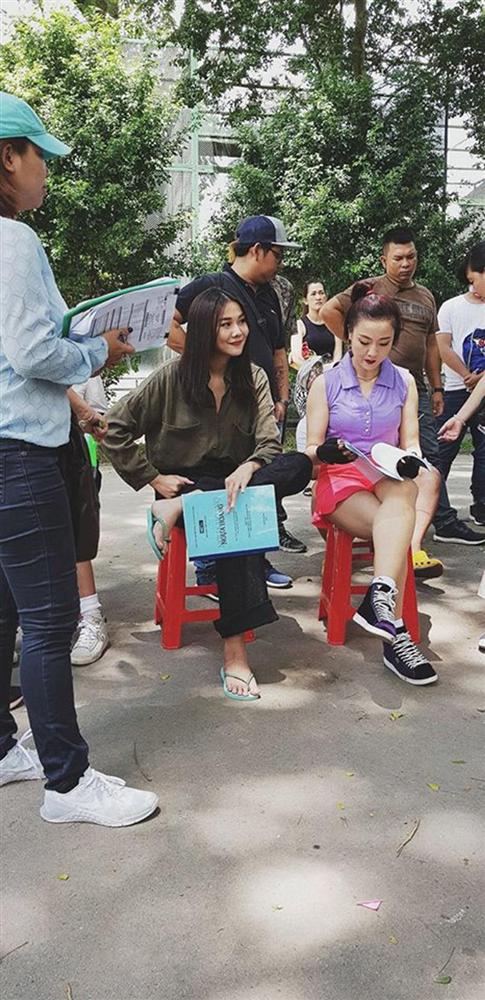 Diện dép tông Lào rẻ tiền nhưng Thanh Hằng - Hoài Linh - Ngọc Trinh vẫn cứ là ngời ngời khí chất-3