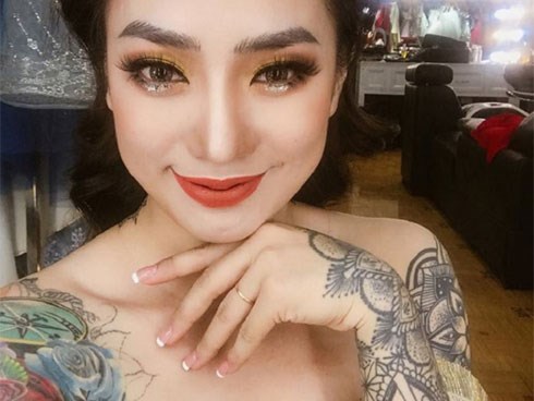 Cô dâu xăm trổ kín người nhưng ‘quyến rũ hết phần người khác’ khiến mạng xã hội xôn xao tranh cãi