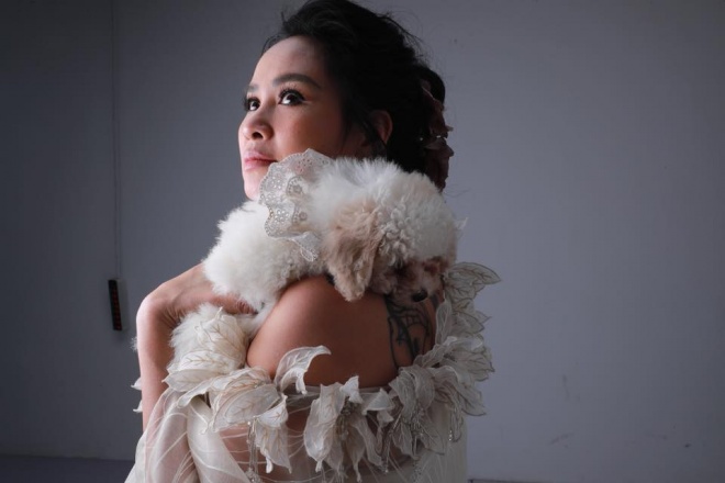 Diva Thanh Lam khoe vai trần gợi cảm, lần đầu lộ hình xăm bí ẩn sau lưng-1