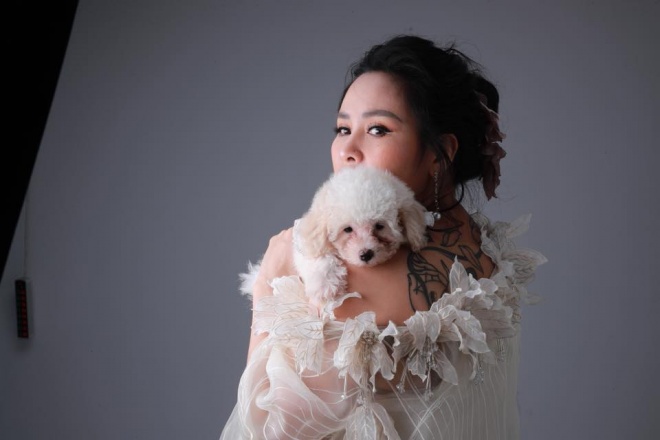 Diva Thanh Lam khoe vai trần gợi cảm, lần đầu lộ hình xăm bí ẩn sau lưng-2