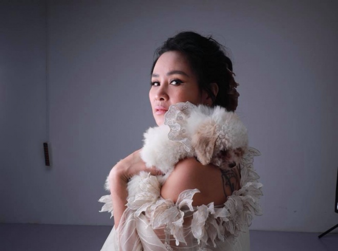 Diva Thanh Lam khoe vai trần gợi cảm, lần đầu lộ hình xăm bí ẩn sau lưng-3